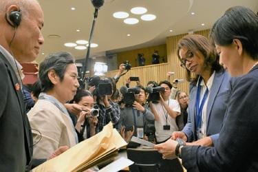 署名を手渡す被爆者