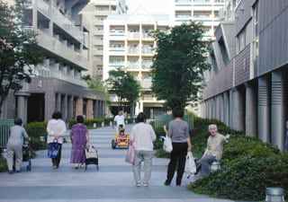 復興住宅追われる被災者/大震災から7年半 神戸市は実情きいて/必死に