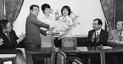 「たくさんの応援いただいた」／衆院北海道５区補選の統一候補 池田真紀さんが共産党控室訪問／志位委員長 “全国に希望示した”