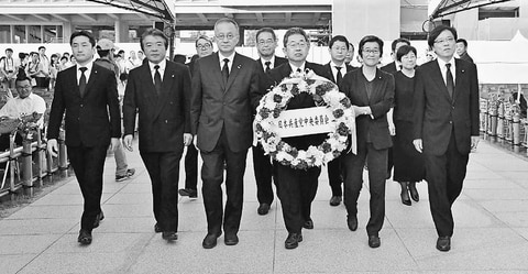 党代表団　原爆碑に献花／平和記念公園　犠牲者を追悼