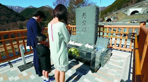 犠牲者の名刻み 誓う 笹子トンネル崩落事故 追悼碑の除幕式