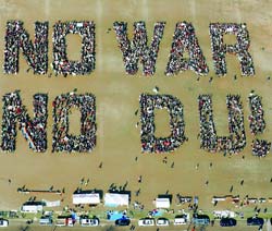 イラク攻撃ノー 劣化ウラン弾ノー/広島で6千人 平和の人文字