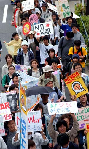 大学生が反戦パレード/“平和ルール破りはノー” 東京