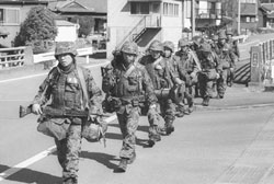 武装自衛隊が一般道行進 迷彩服６００人 共産党が中止申し入れ 三重