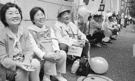 野村証券は男女差別やめよ/本社前で座り込み/争議の解決を求め180人
