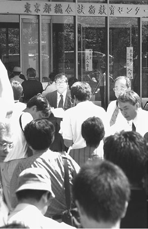 君が代」“見せしめ”研修/都教委/趣旨説明もなし/質問拒否に抗議の声