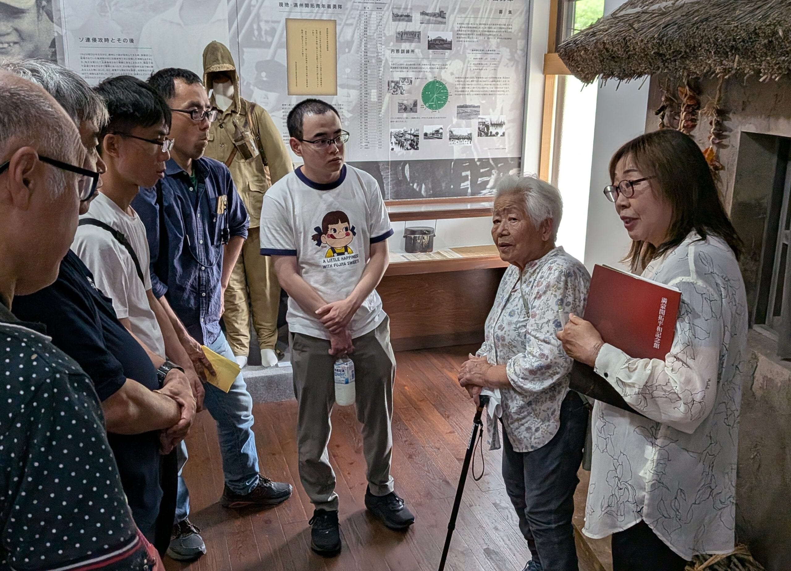 満蒙開拓平和記念館で体験を語る北村栄美さん