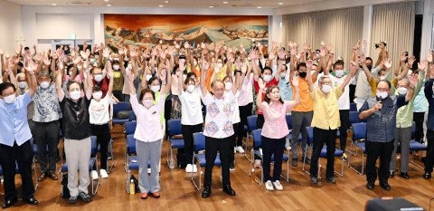 デニー知事再選のバンザイ=11日