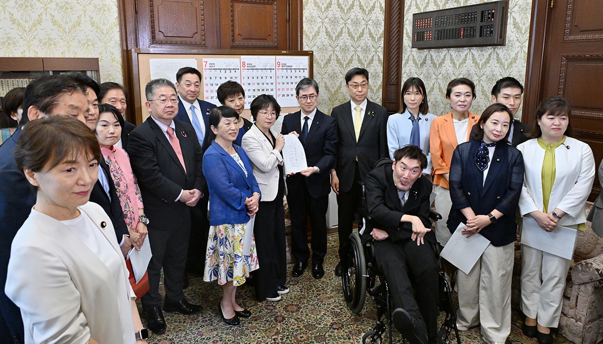 （写真）伊藤文靖参院事務総長（中央右）に空襲被害者等救済法案を提出する超党派議員＝7月8日、国会内