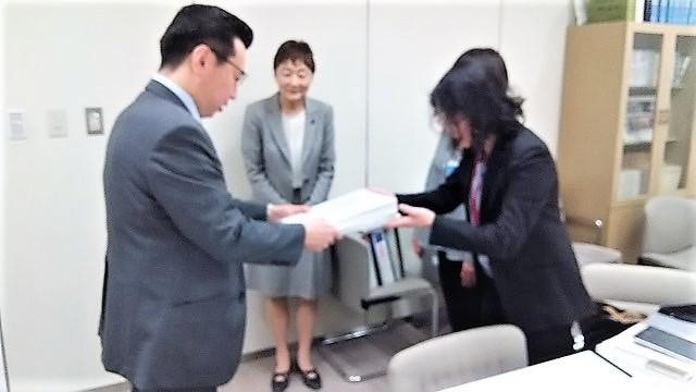 東京署名提出.JPG