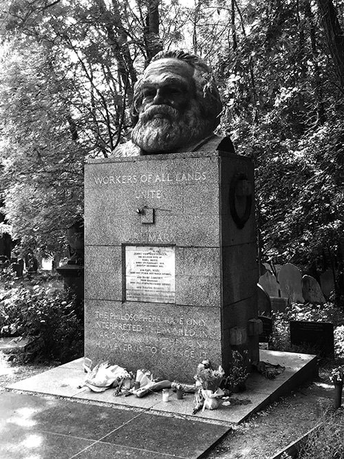 写真・マルクスの墓石