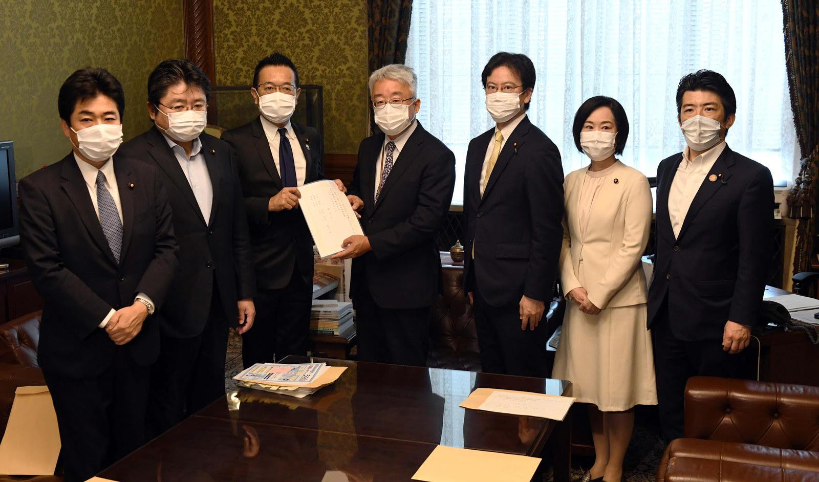 写真:衆院事務総長に学生支援法案を提出する野党議員