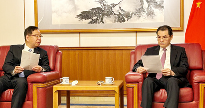 写真：志位委員長と呉江浩中国大使